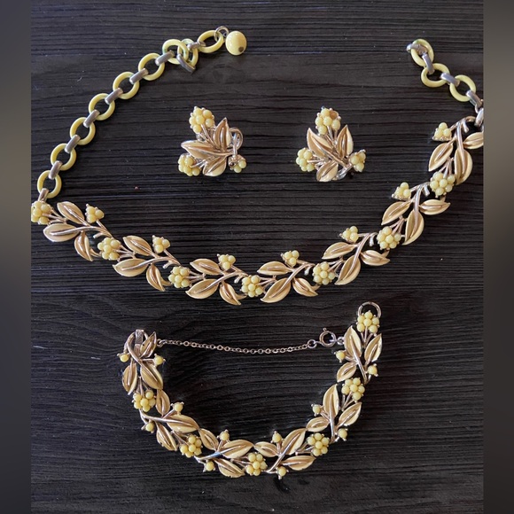 Jewelry - Vintage Floral Jewelry Set in Yellow and Gold tones